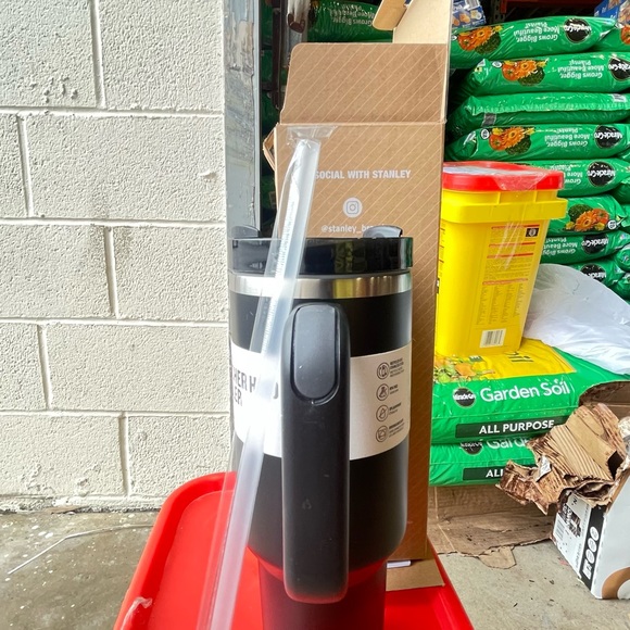 "Brand New Stanley The Quencher H2.0 FlowState™ Tumbler 40 oz / 1.18 L - Picture 3 of 5